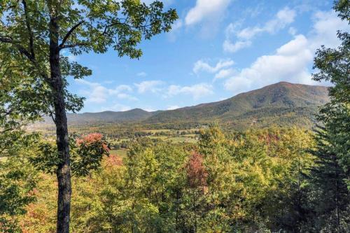 Wears Valley Casa | Great Views-4 bedrms-hot tub-Wi-Fi-BBQ