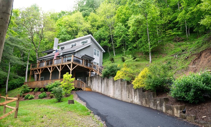 Vilas Casa | Great views, opportunities for relaxing house on13 acres, central locale