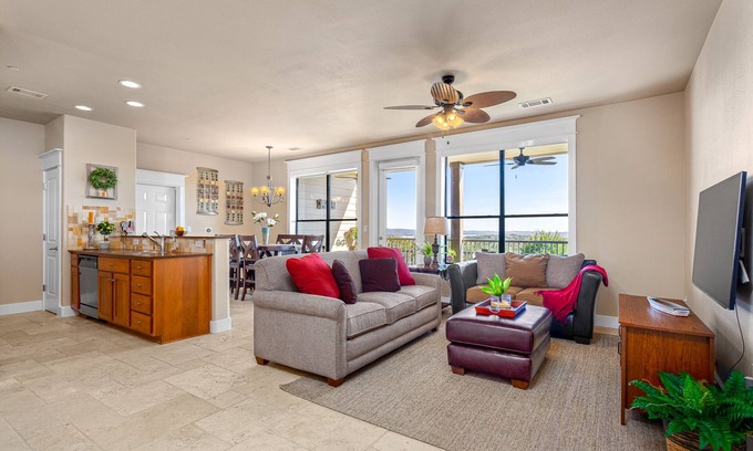 Jonestown Condominio | Awesome Villa 2 BD / 2 Bath, Lake View, Hollows Resort 3 Pools, Beach Club, Lakefront Access, Marina