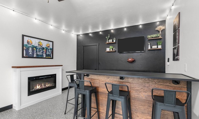 Green Bay Casa | Green Bay Getaway - 4 minute walk to Lambeau and Resch Center