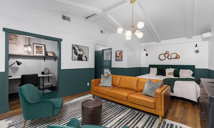 South Kansas City Casa | Chic Cottage w/ 3 King Beds Peaceful Yet Minutes to Attractions & Arrowhead!