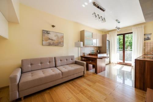 Bemowo Apartamento | Green District 2BR AirConditioned P by BookingHost