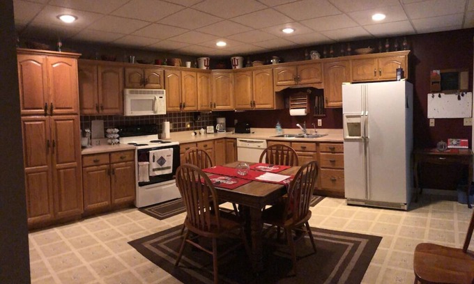 Odon Apartamento | Green Gables 2 Bedroom Basement aprtmt, sleeps 8, ktchn, lvng rm, private ent.