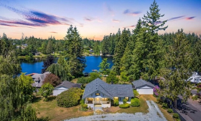 Warm Beach Otro | Green Gables Lakehouse w/ private dock & lake access