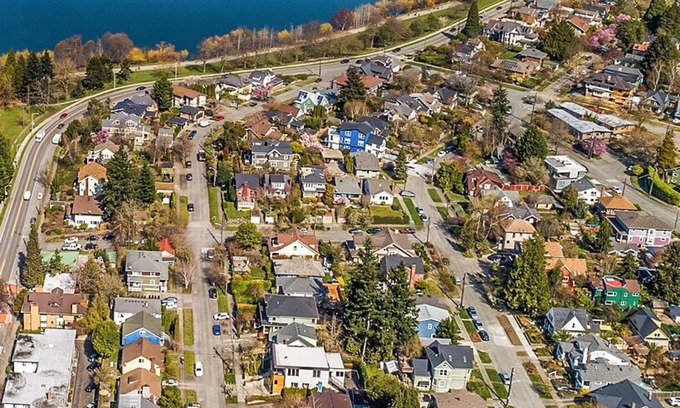 Green Lake Casa | Green Lake 1st LineHome B with Whole House Central Air Conditioners