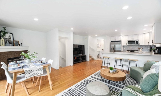 North College Park Casa | Green Lake Remodelled home with AC, garage, yard