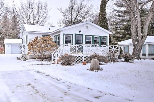 Markesan Casa | Green Lake Vacation Home with Screened Porch!