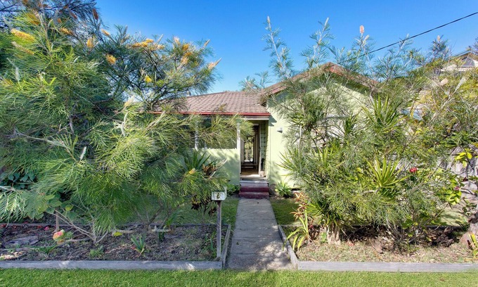 North Haven Casa | Green Mango - beach cottage. Walk to beach, park and breakwater. Family friendly