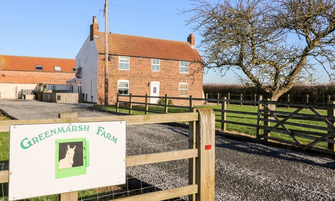 Winestead Cabaña | GREEN MARSH FARM, pet friendly, with hot tub in Thorngumbald