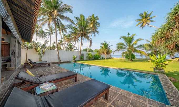 Hikkaduwa Villa | Green Parrot Beach Villa, justo en la playa. Con piscina privada