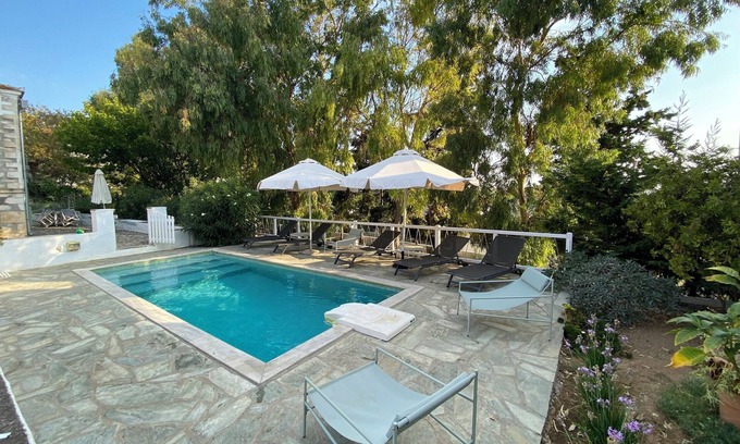 Skopelos Casa | Verdor con piscina en el corazón del pueblo, ideal para familias.