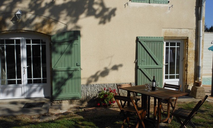 Castelnau-d'Auzan Cabaña | Persianas Verde Casa rural en el suroeste de Francia. Pueblo Ubicación. Piscina climatizada.
