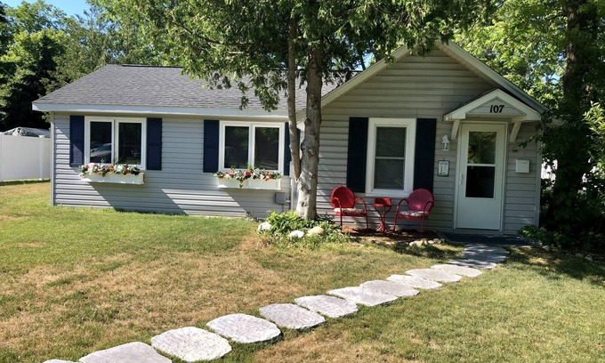 Charlevoix Casa | Green Street Getaway! Walk to town! 3.5 Miles to the Castle!