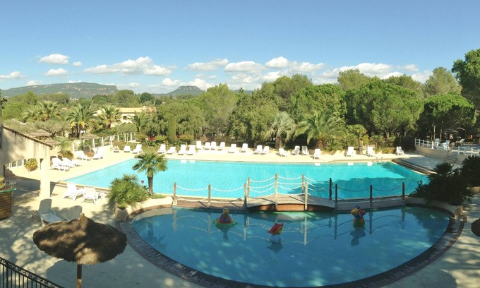 Roquebrune-sur-Argens Casa | chalets verdes en el camping Leï Suves, un camping familiar.
