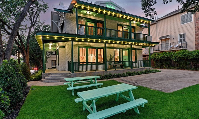 Uptown Casa | GREENHOUSE 🍀 1BD 1BA 🏠 Trolley 🚎 Pets 🐶 NEW 🌿