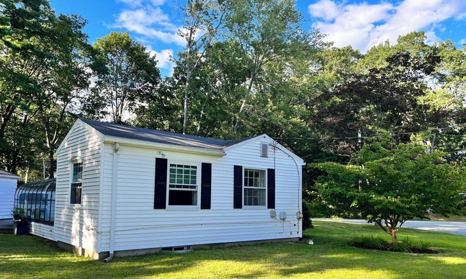 Wayland Casa | Greenhouse escape in quiet neighborhood right outside of Boston