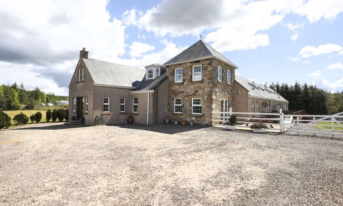 Kelty Casa | Greenknowes Estate Farmhouse and Lodge