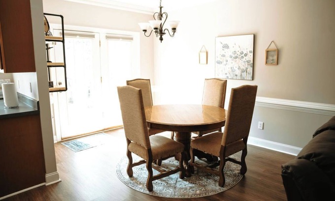 Greensboro Casa | Greensboro Charm - Cozy 3-bedroom Townhome with WiFi, AC in amazing Greensboro