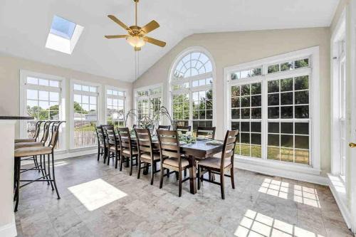Forest Oaks Apartamento | Greensboro Gathering K bed, Playroom, Gamerooms