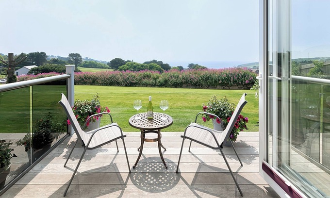 Praa Sands Cabaña | GREENSIDE STUDIO, romantic, country holiday cottage in Praa Sands