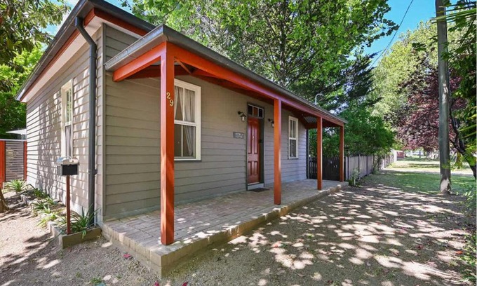 Bathurst Casa | Greenwood Cottage - Close to CBD, Leafy Backyard