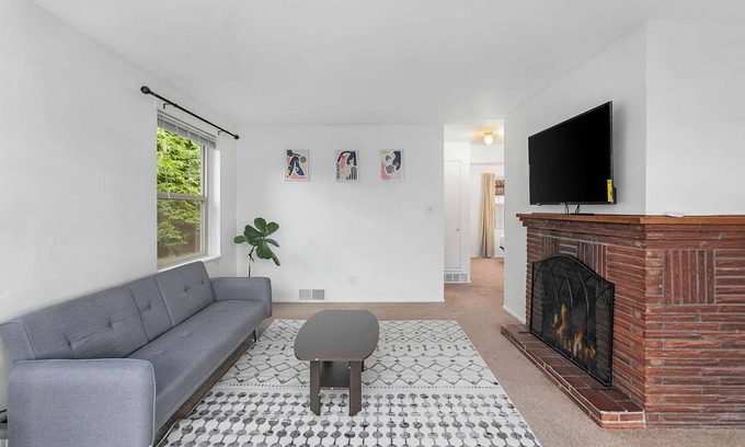 Phinney Ridge Casa | Greenwood's Lavender Haze | Walk Score 81
