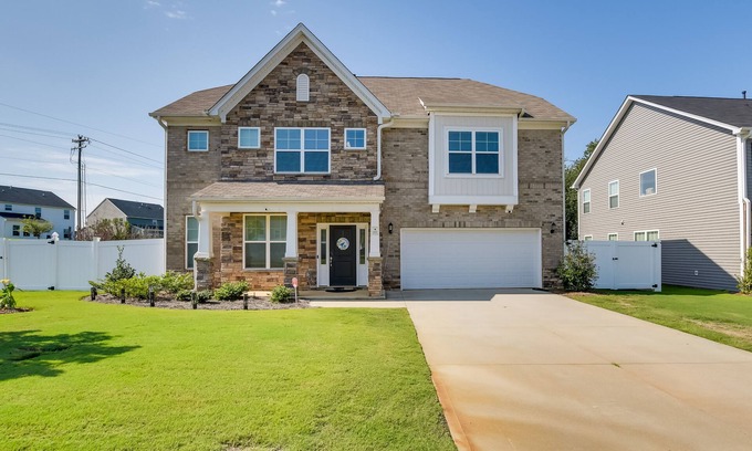 Greer Casa | Greer Family Home w/ Library, Sunroom & Backyard!