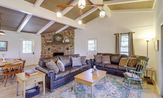 Greers Ferry Cabina | Greers Ferry Hideaway: Lake View, Boat Ramp Access