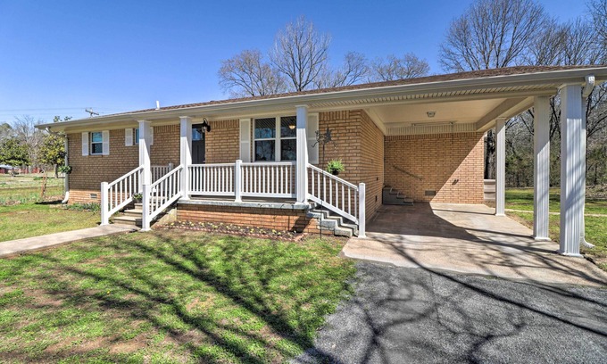 Higden Casa | Greers Ferry Home w/ Yard, < 1 Mi to Marina!