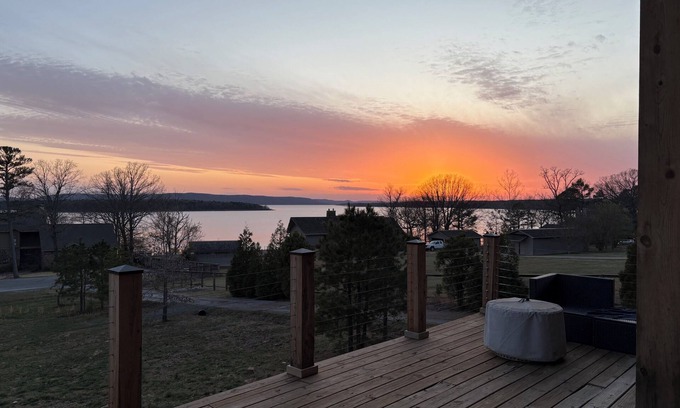 Drasco Casa | Greers Ferry Lake 4-bedroom house sleeps 12- Breathtaking SUNSETS -Golf Course