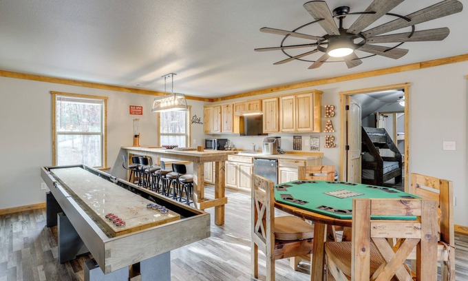 Drasco Casa | Greers Ferry Lake Access & Deck: Group Getaway!