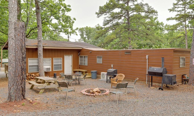 Greers Ferry Cabina | Greers Ferry Lake Escape: Cabin w/ Pool Access