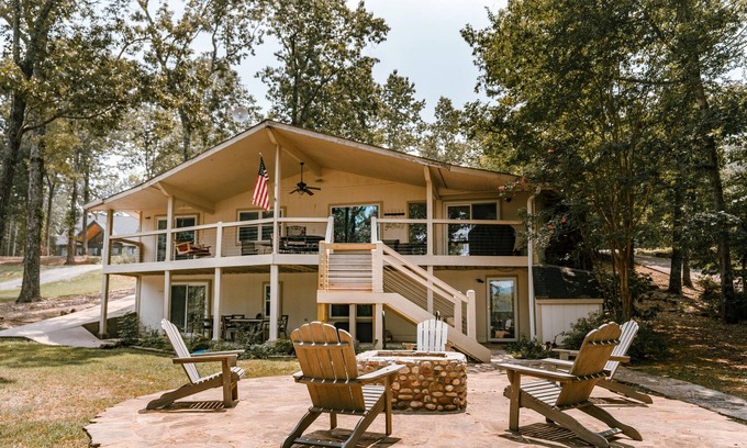 Edgemont Casa | Greers Ferry Lakefront Home w / cubierta, pozo de fuego y mucho más!