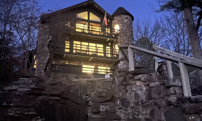 Drasco Casa | Greers Ferry - RIGHT ON THE LAKE! Sleeps 14 + Character abounds + Stellar views.