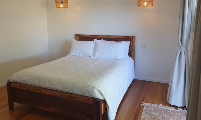 Georgetown Cama Y Desayuno | Grey Galah BnB in the heart of Georgetown with gorgeous big deck.