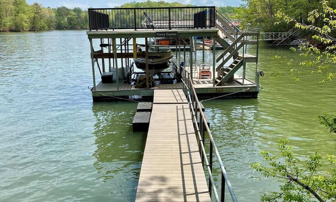 Dawsonville Casa | Grey Goose on Lake Lanier with Deep Water Dock