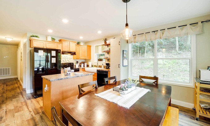 Elk Park Cabaña | 'greystone' Creekside Cabin: Hike, Fish & Explore!