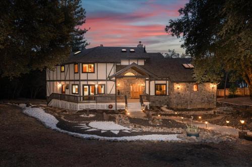 Oakhurst Casa | Greystone Manor- HUGE home with sleeping for 21