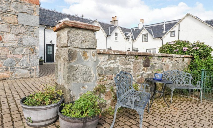 Invergarry Casa | GRIEVE’S HOUSE, pet friendly, with open fire in Fort Augustus