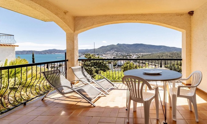 Llanca Apartamento | Grifeu 11 - Apartamento con terraza y vista al mar