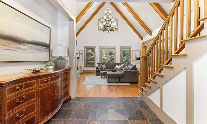 Gainesville Casa | Griffin Getaway, Spacious Lakehouse Backyard Firepit / Patio Fireplace / Grill. Family Friendly!