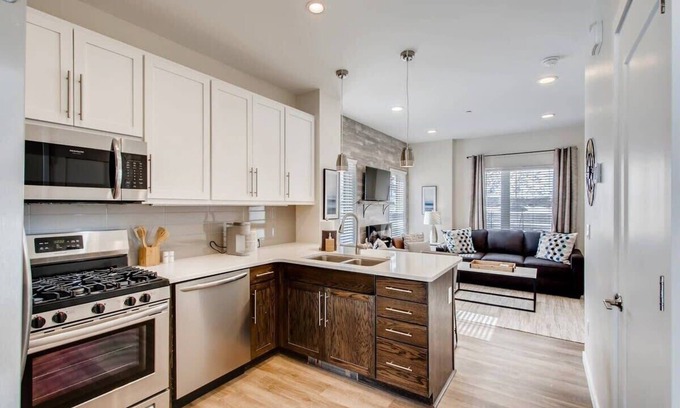 Georgetown Condominio | Griffith Mountain Manor / Lakefront Townhouse