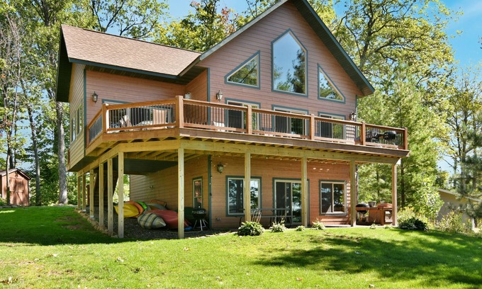 Hayward Chalet De Esquí | Grindstone Getaway-Beautiful chalet on the shores of Grindstone Lake.