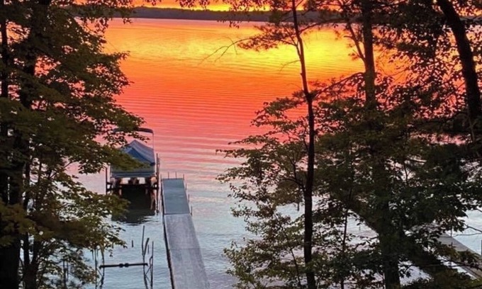 Northwoods Beach Cabina | Grindstone Lake-Hayward 4-bedroom lakefront cabin. Wi-Fi, AC and superb fishing!