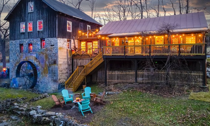 Quicksburg Casa | Grist Mill Cabin Creek Waterwheel Hot Tub