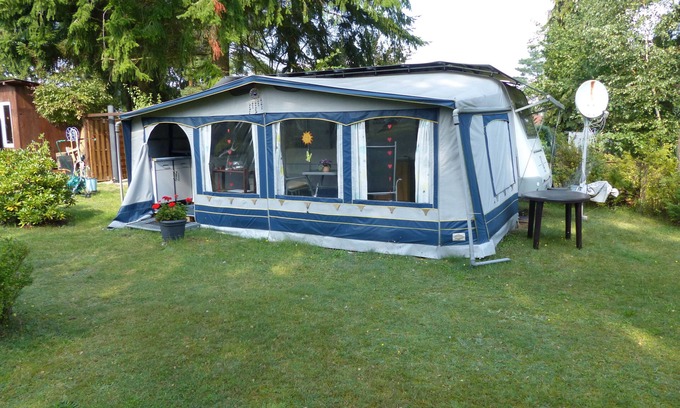 Mecklenburgische Kleinseenplatte Casa | Großer Wohnwagen mit Vorzelt