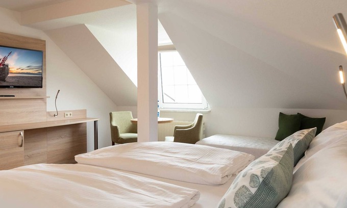 Neuensien Apartamento | Großes Doppelzimmer mit Seeblick III - Ferienzimmer und -wohnungen mit Seeblick