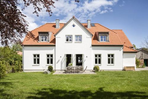 Pommerby Casa | Großzügiges Landhaus in Ostseenähe mit großem Garten, Ofen und Sauna für 12 Personen