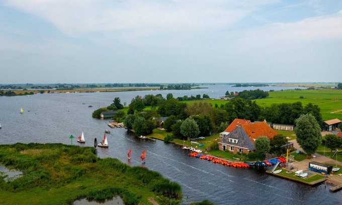 Grou Casa | Groepsaccommodatie aan open vaarwater tot 150 personen