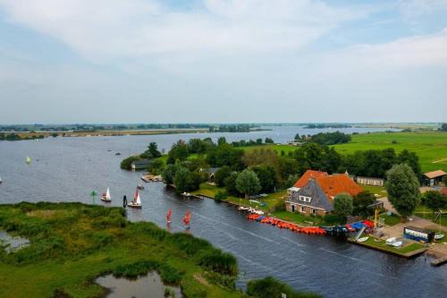 Grou Casa | Groepsaccommodatie 'Jister' aan open vaarwater in Friesland